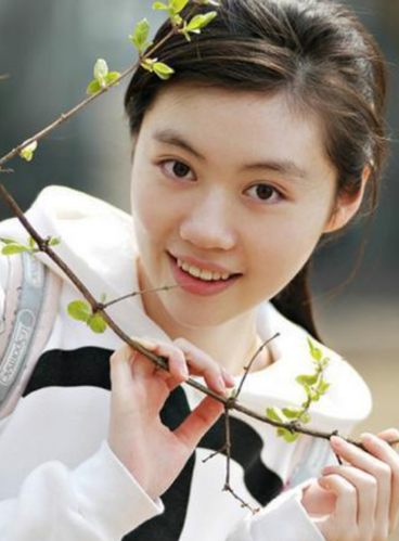 还记得《暖春》中的"小花"吗?出演《甄嬛传》,20岁就无戏可拍
